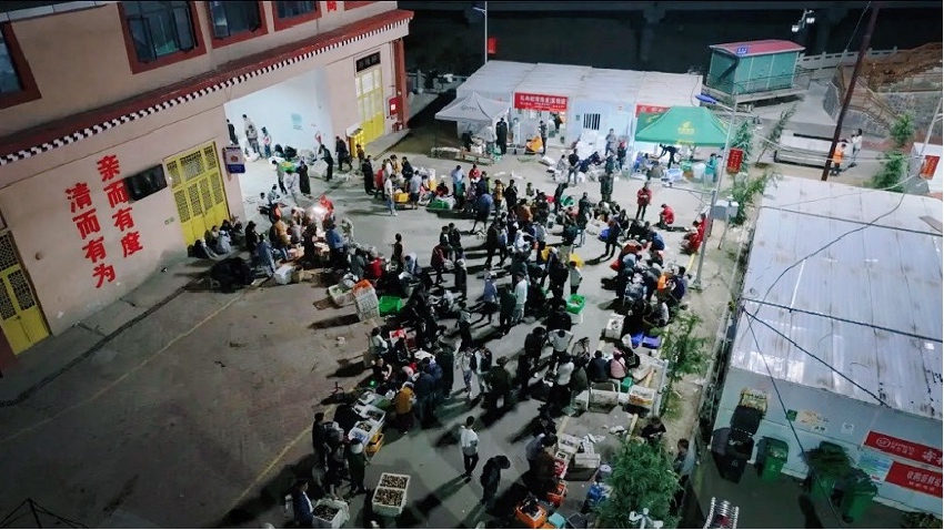 雅江松茸交易市場(chǎng)人聲鼎沸。雅江外宣供圖