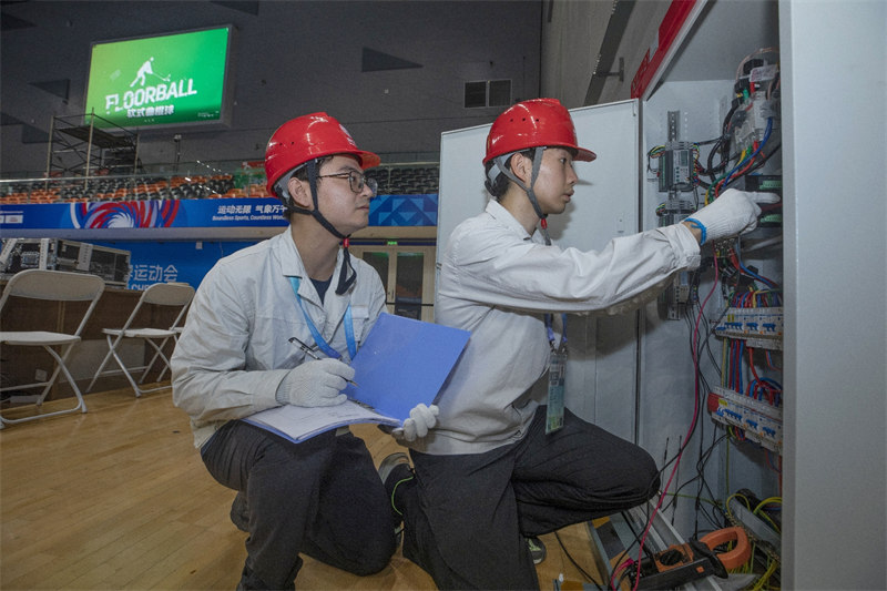 世運首賽場館新都香城體育中心包保團隊在檢查比賽場地供電線路。陳紅梅攝
