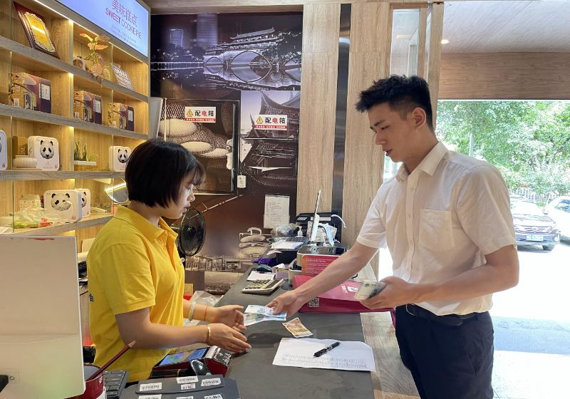 工商銀行成都實業(yè)街支行為寬窄巷子定點商戶配置零錢包。龔航攝