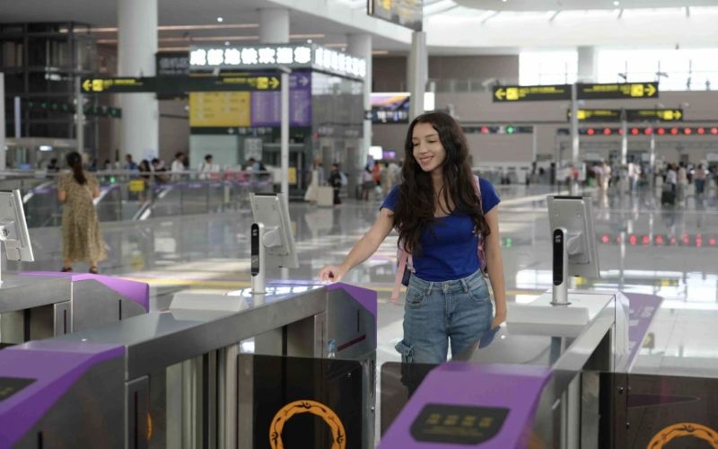 薩爾瓦多游客Maria在天府國際機場刷境外萬事達卡乘坐成都地鐵。龔航攝