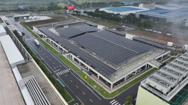 安裝在廠房頂部的太陽能板。金堂縣委宣傳部供圖