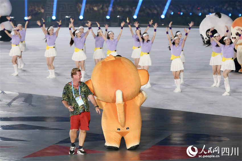 與吉祥物互動。人民網(wǎng)記者 朱虹攝