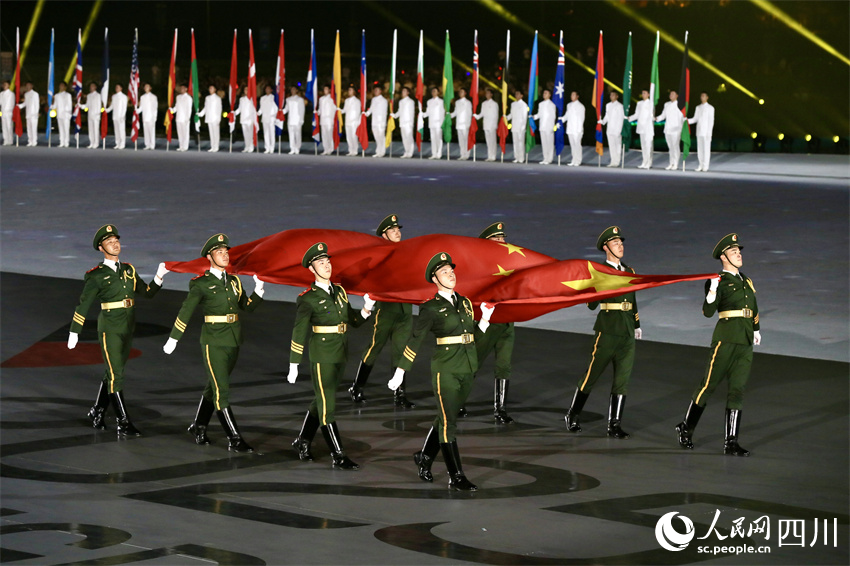 五星紅旗入場。人民網(wǎng)記者 朱虹攝