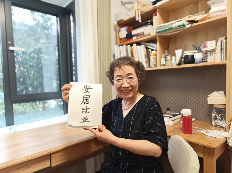 喬遷新居后，靳阿姨喜歡上了書(shū)法。人民網(wǎng)記者 夏曉倫攝