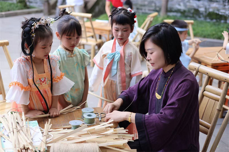 制作指示牌。成都世運(yùn)會(huì)開閉幕式導(dǎo)演組供圖
