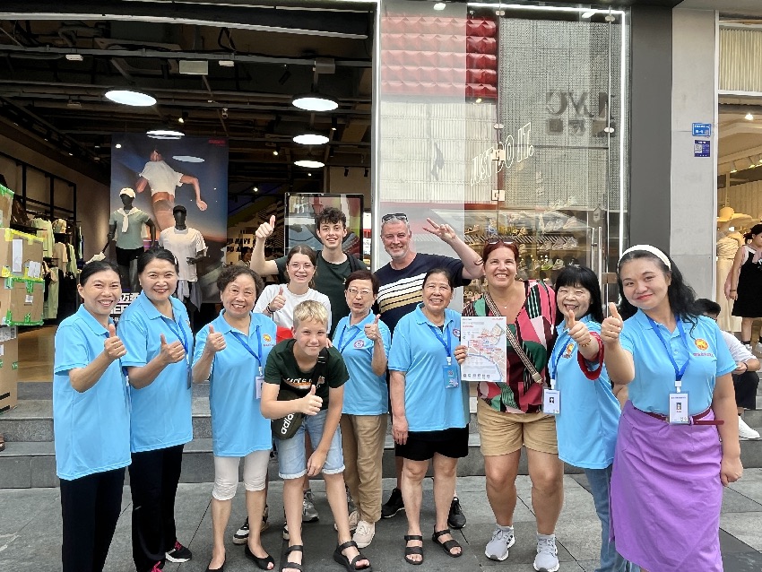 與游客合影的“春熙孃孃”們。受訪者供圖