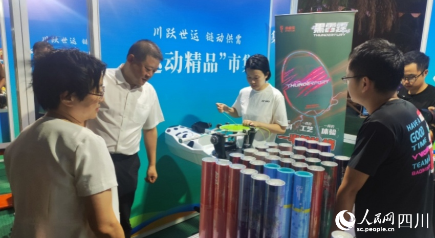 活動現(xiàn)場，企業(yè)演示羽毛球拍制作。施瑩攝