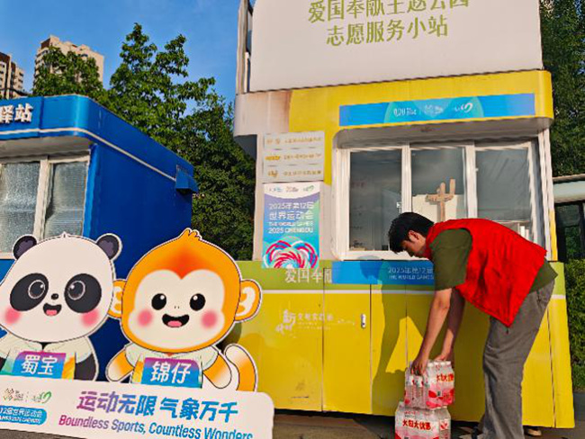 志愿者搬運物資。曹埔銓攝