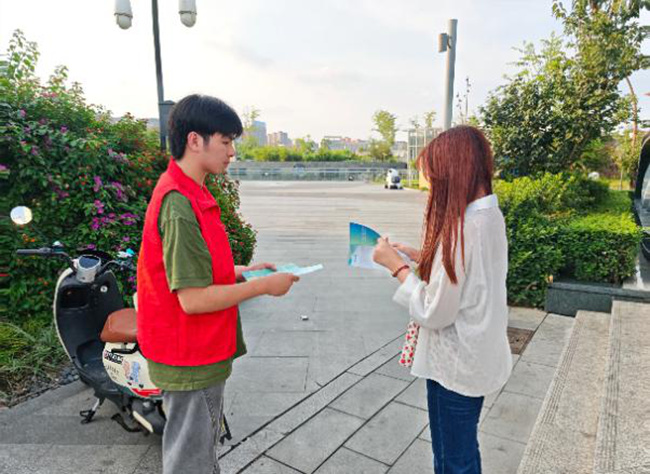 志愿者在派送宣傳單。曹埔銓攝