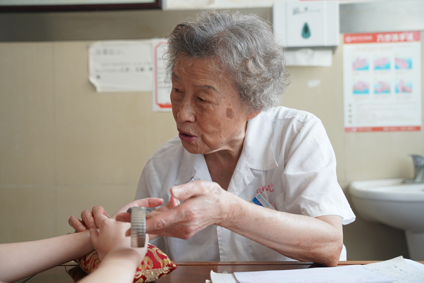 李恒明為病人把脈。屈超英攝