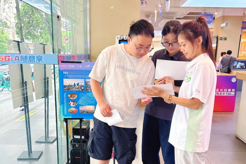 工作人員正在為前來咨詢的市民做講解。成都電信供圖