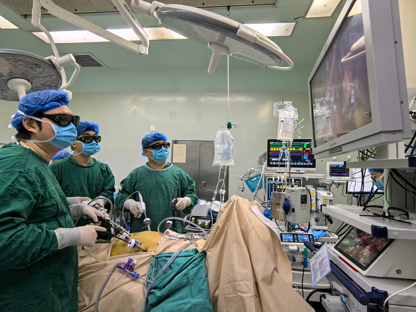 張宇教授團隊成功完成一例全腹腔鏡下全內(nèi)臟反位肝門膽管癌根治術(shù)。四川省人民醫(yī)院供圖