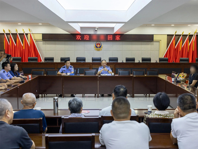 民警歡迎鄧勇回家。資陽市公安局雁江區(qū)分局供圖