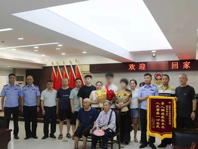 民警及鄧勇家人。資陽市公安局雁江區(qū)分局供圖