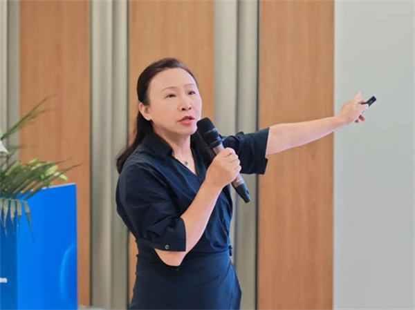 周進(jìn)院長現(xiàn)場進(jìn)行科普答疑。愛爾眼科四川省區(qū)供圖