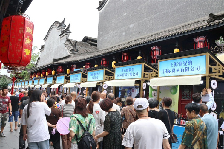 劍南老街美酒展現(xiàn)場(chǎng)。綿竹市融媒體中心供圖