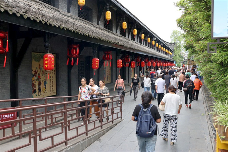 劍南老街上的游客。綿竹市融媒體中心供圖