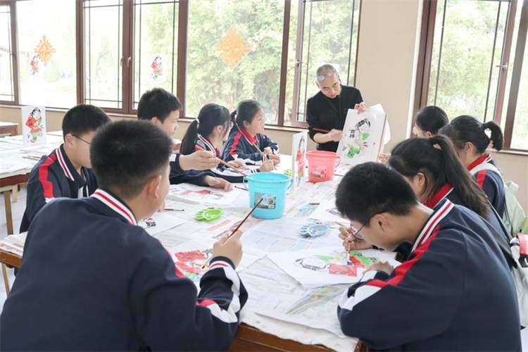 研學(xué)學(xué)生親手制作年畫(huà)。綿竹市融媒體中心供圖