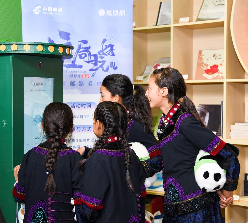 妞妞合唱團(tuán)來(lái)到成都熊貓郵局。四川郵政供圖