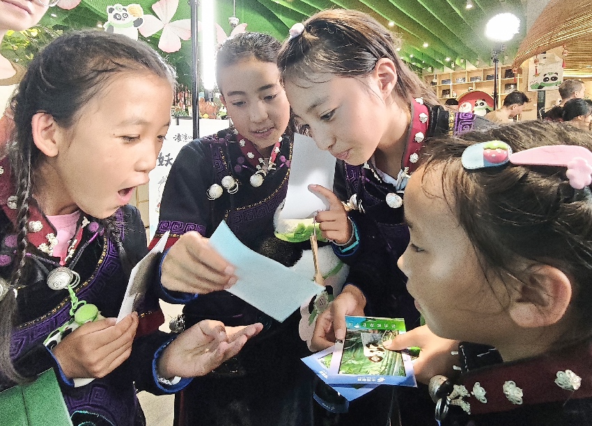 妞妞合唱團(tuán)來到成都熊貓郵局。四川郵政供圖