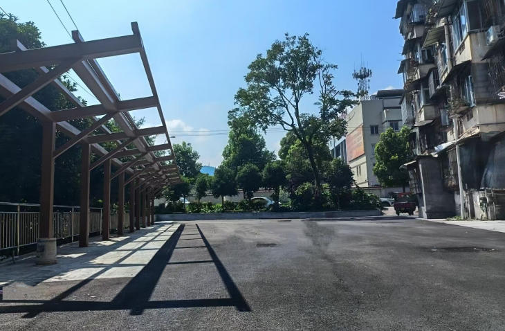 東城片區(qū)城后路段改造現(xiàn)場。楊興攝