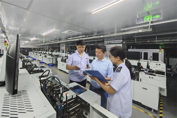 稅務(wù)干部到企業(yè)對(duì)比講解申報(bào)系統(tǒng)如何填寫。攀枝花市稅務(wù)局供圖