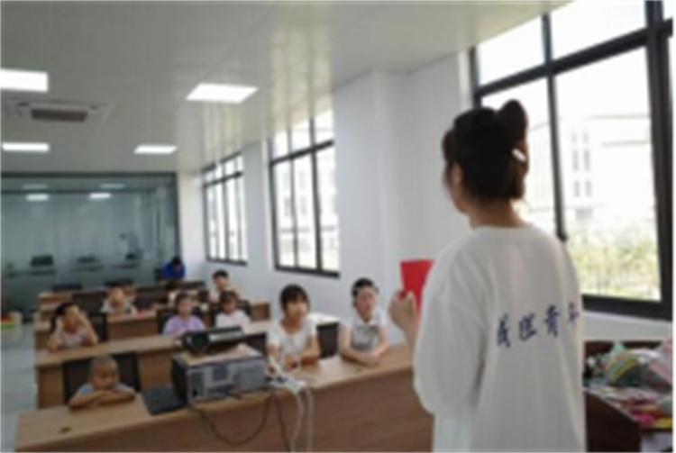 為孩子們拓展科學(xué)知識。受訪者供圖