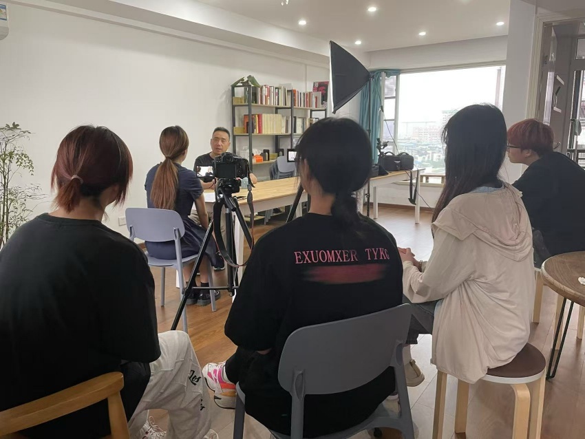 西南民族大學(xué)新聞傳播學(xué)院采訪組訪談現(xiàn)場。鄧備攝