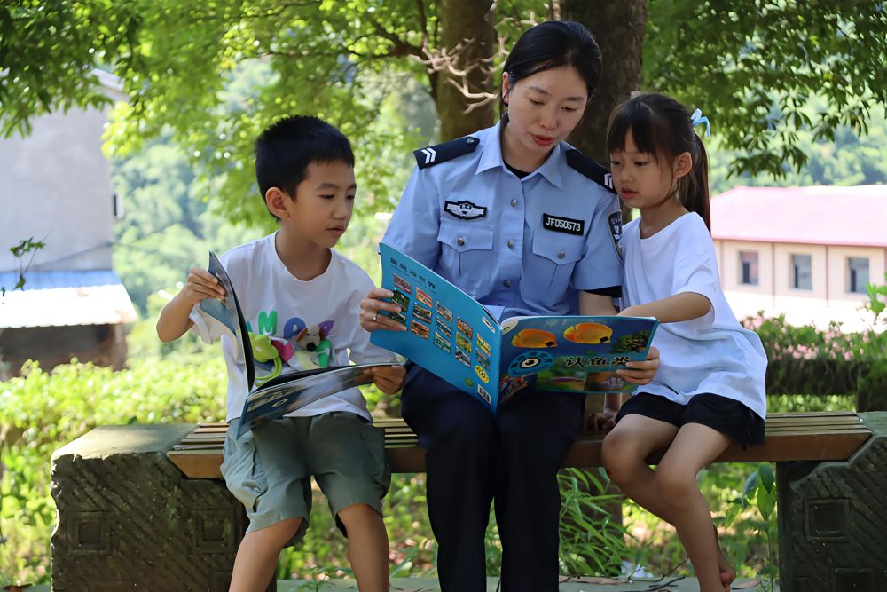 “警媽”教“警娃”認識水生動物。長寧縣公安局供圖