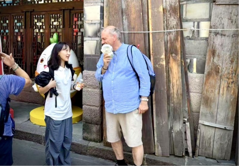 工行志愿者韓玉婷正在為外籍游客提供幫助。楊珊珊攝