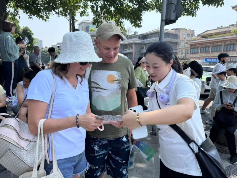工行志愿者陳美君正在為外籍游客介紹成都熱門景點。楊珊珊攝