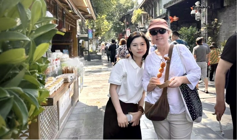 工行志愿者那安妮與外籍游客合影留念。楊珊珊攝