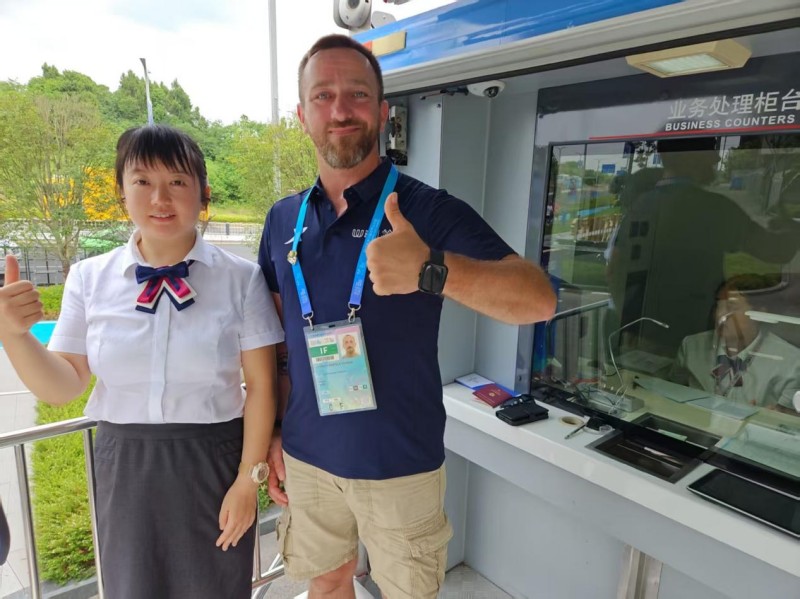 流動銀行車為匈牙利客戶辦理結(jié)匯業(yè)務(wù)。汪子瑜供圖