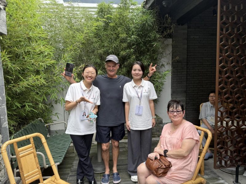 工行世運會外籍來華人員志愿服務(wù)小分隊為游客提供金融服務(wù)。陳沁雯供圖