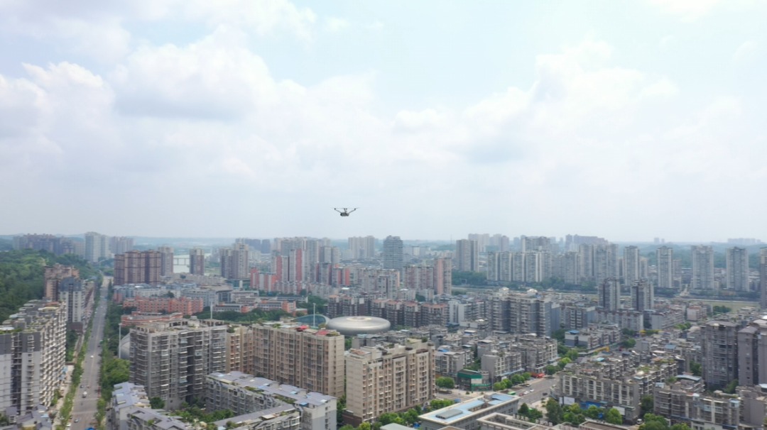 無人機(jī)穿梭于城市上空。簡陽市融媒體中心供圖