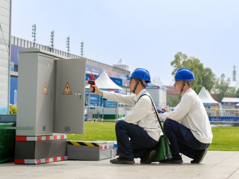 8月15日，國網(wǎng)四川電力工作人員在成都東安湖體育公園保電點(diǎn)對供電設(shè)備進(jìn)行紅外線測溫、巡視檢查工作。安偉 攝