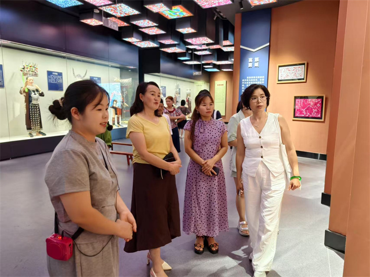 交流團(tuán)考察苗繡、蠟染。敘州區(qū)婦聯(lián)供圖