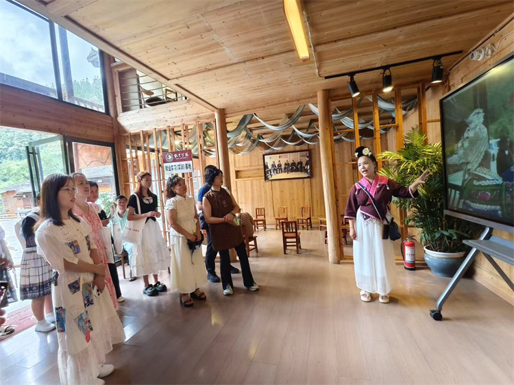 交流團在考察民族村。敘州區(qū)婦聯(lián)供圖