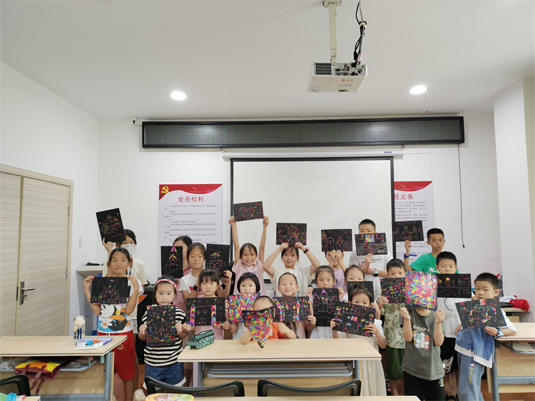 柏溪街道接龍社區(qū)“大手空小手，成長(zhǎng)一起走”愛心暑托班，解決雙職工家庭子女暑期“看管難”問題。敘州區(qū)新時(shí)代文明實(shí)踐指導(dǎo)中心供圖