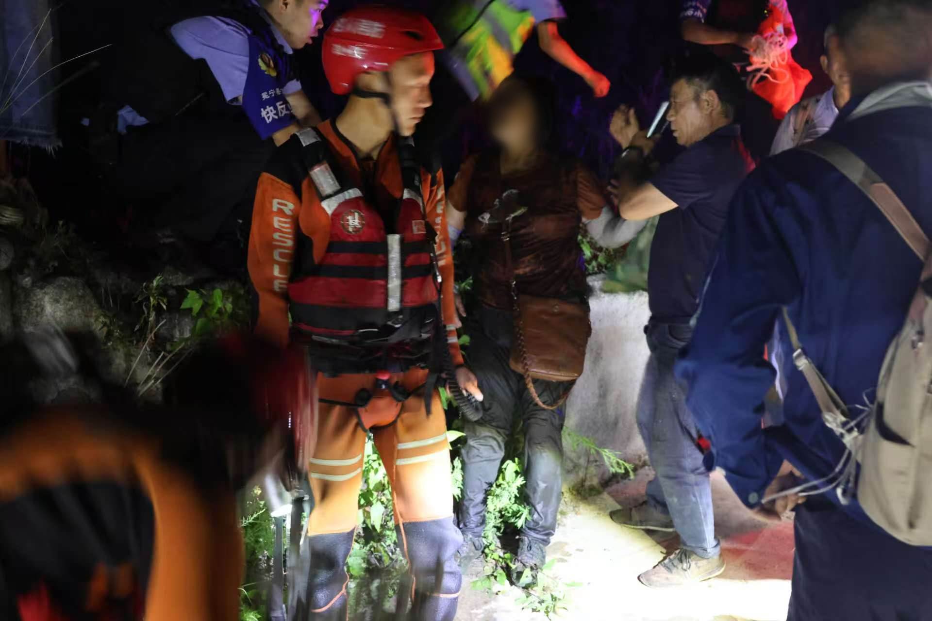 不慎落水的群眾被救起。冕寧縣消防救援局供圖