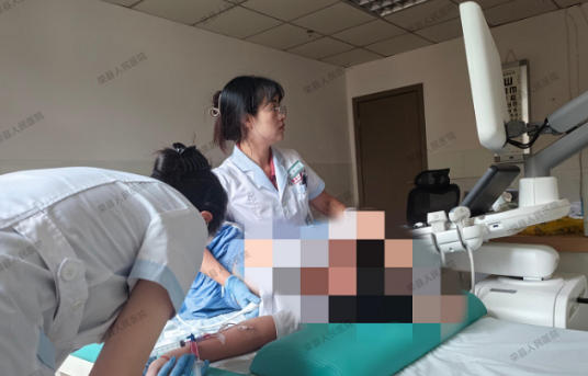 自貢榮縣人民醫(yī)院成功完成首例右心聲學(xué)造影檢查近日，自貢榮縣人民醫(yī)院首次為一名偏頭痛患者實(shí)行右心聲學(xué)造影檢查。此項(xiàng)技術(shù)為該院首例，填補(bǔ)了醫(yī)院超聲科檢查技術(shù)空白。
