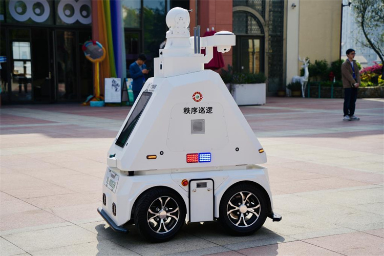 廣目科技的無人安防巡檢機(jī)器車。四川天府新區(qū)融媒體中心供圖