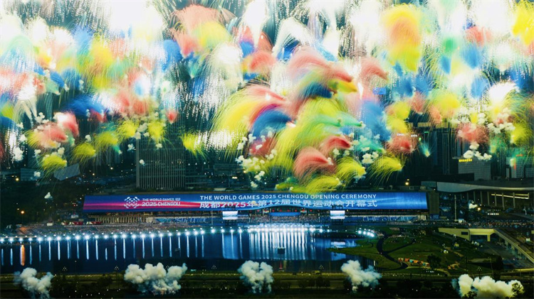 世運(yùn)會(huì)開幕式煙花表演。 四川天府新區(qū)融媒體中心供圖