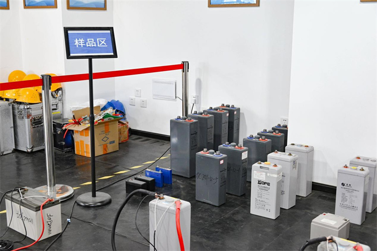 法拉第電子開發(fā)的蓄電池組放電測試儀、蓄電池樣品區(qū)。鄭棟梁供圖