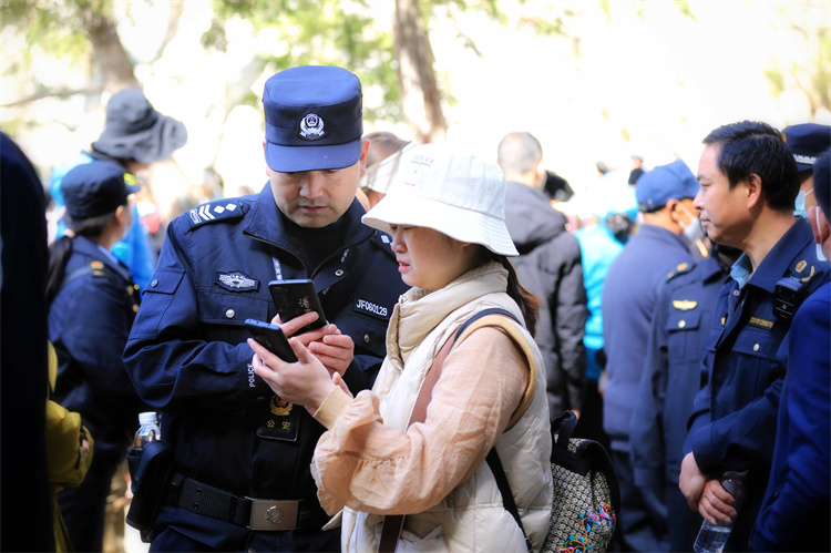 為游客服務(wù)。九管局供圖