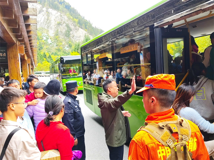 引導(dǎo)游客有序上車。九管局供圖