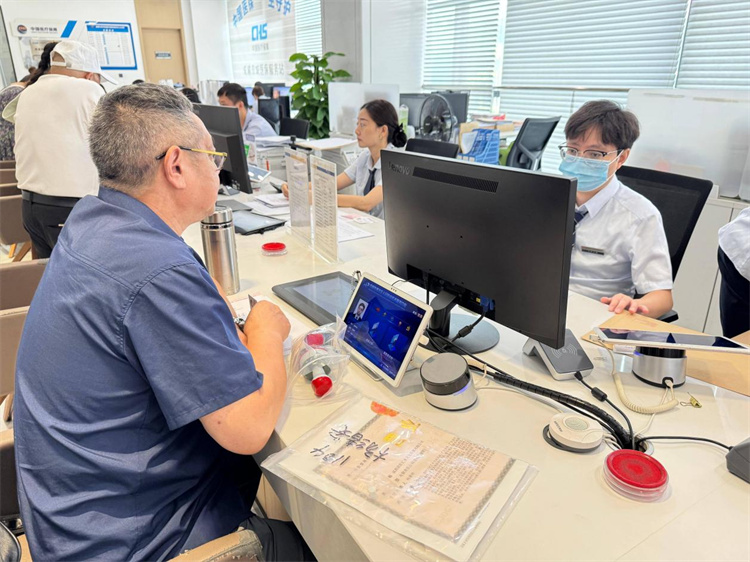 市民正在青羊區(qū)政務(wù)服務(wù)中心社保窗口辦理業(yè)務(wù)。鄭棟梁供圖