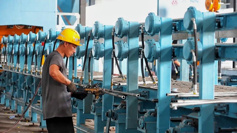 四川耐玖精密機械有限公司項目車間內(nèi)，工人正進行安裝作業(yè)。王清攝