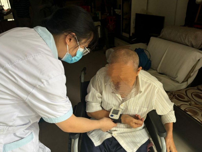 家庭醫(yī)生為老人檢查身體。雁江融媒體中心供圖