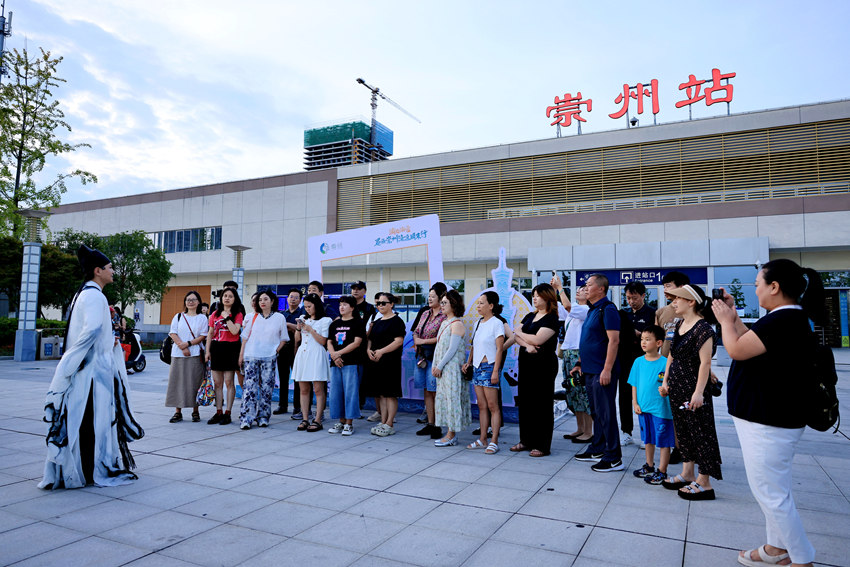“陸游”在崇州站迎接重慶游客。主辦方供圖